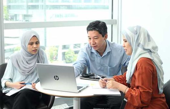 D&B consultants discussing engineering design and project management solutions during a meeting